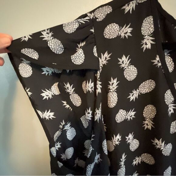 Torrid Pineapple Short top blouse women’s size 5 5X 28 black white tulip sleeve - Picture 7 of 8